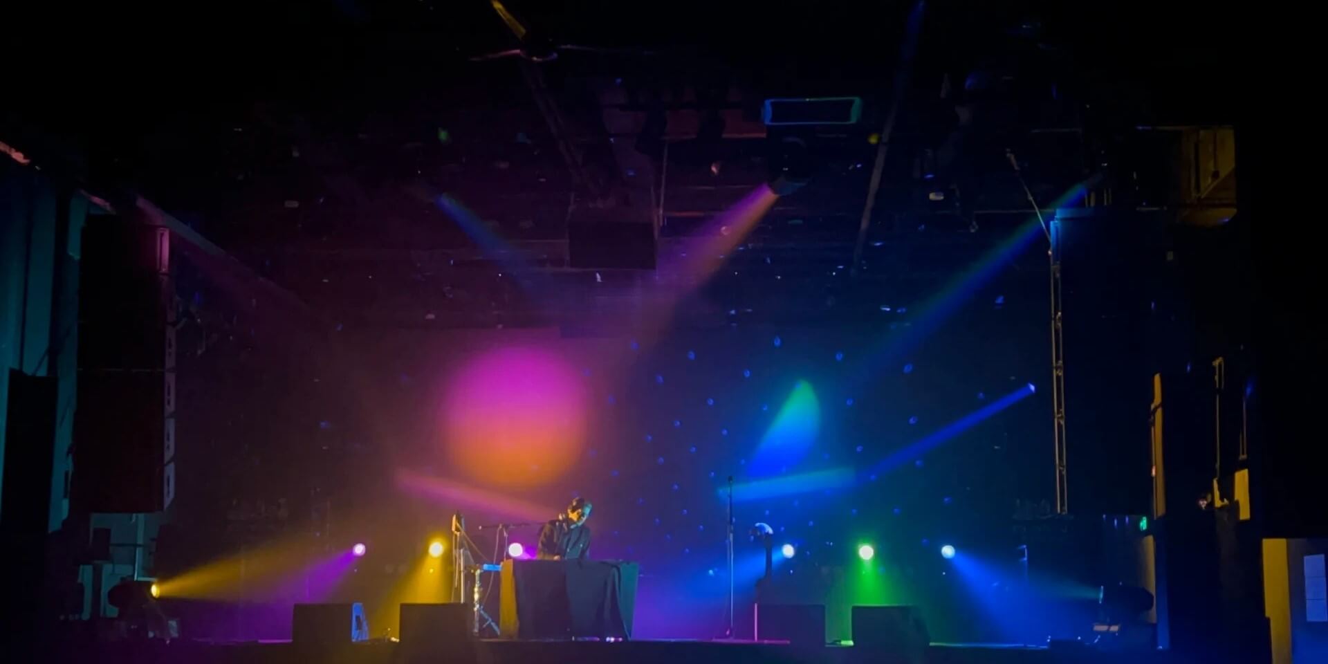 How to Choose Stage Colors for a Band Performance (Without Looking Messy)